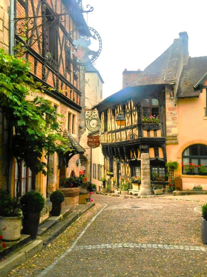 Logis Hotel La Tourelle Du Beffroi Bourbon-Lancy Exterior foto