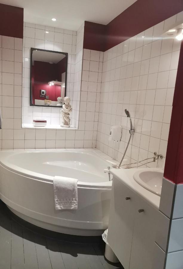 Logis Hotel La Tourelle Du Beffroi Bourbon-Lancy Exterior foto