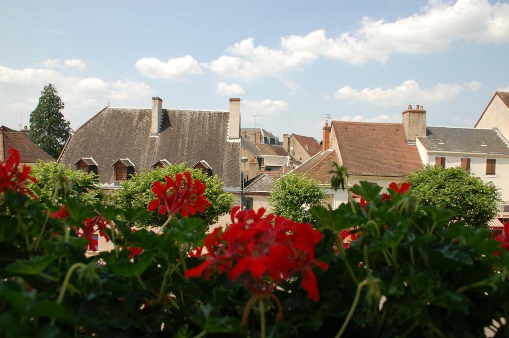 Logis Hotel La Tourelle Du Beffroi Bourbon-Lancy Exterior foto